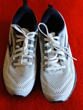 Brooks Size 8 Womans Shoes